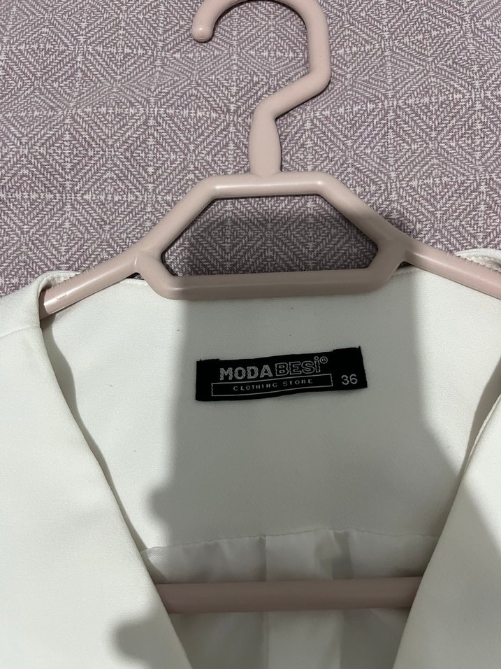 Beyaz V Yaka Düğmeli Kadın Yelek ve ispanyol paça pantolon takım - Görsel 4