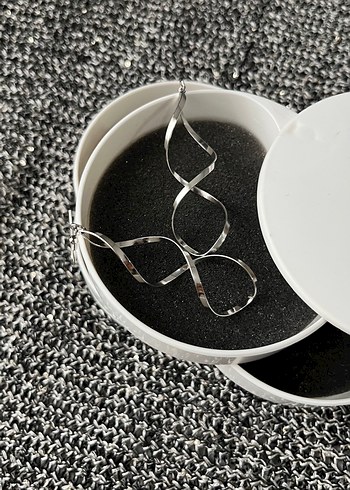 Zincir Detaylı Gri Minimalist Küpe