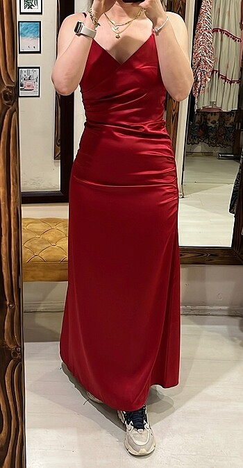 Kırmızı saten gece elbisesi