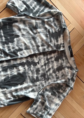 Gri Batik Desenli Tişörtü - Görsel 3