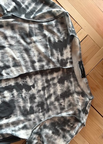 Gri Batik Desenli Tişörtü - Görsel 2