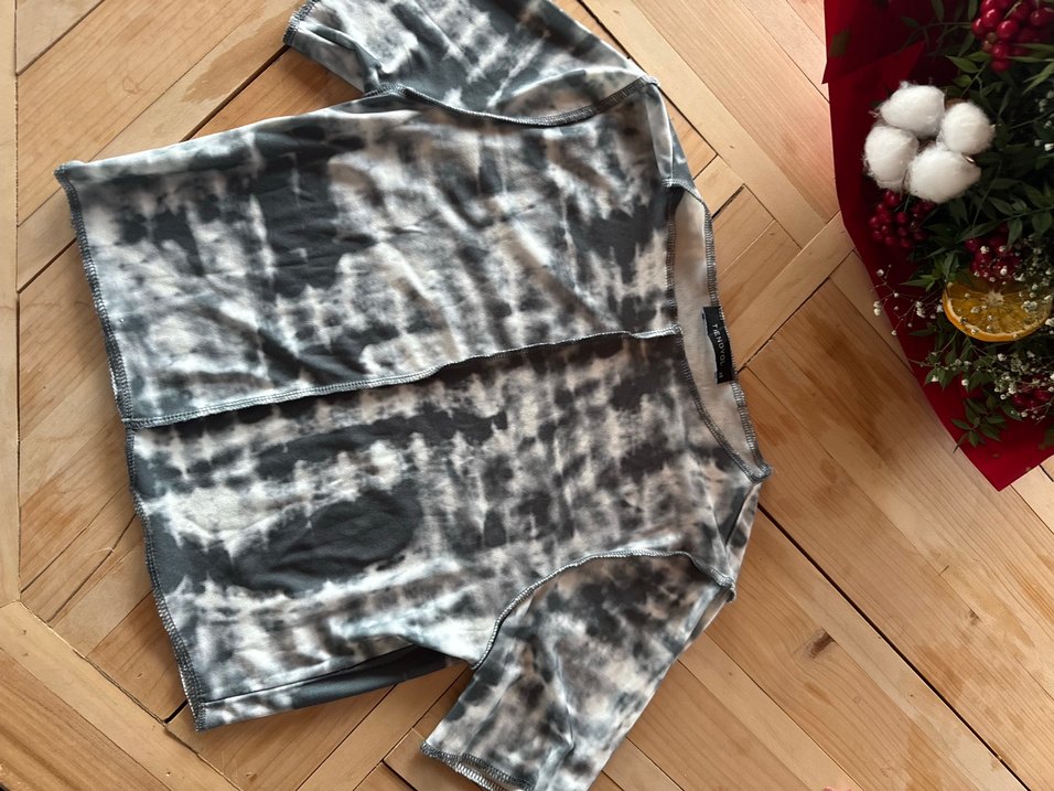 Gri Batik Desenli Tişörtü - Görsel 3