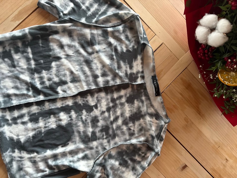 Gri Batik Desenli Tişörtü - Görsel 2