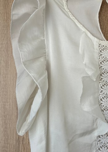Beyaz Keten V Yaka Fırfırlı Nakışlı Bluz - Görsel 2