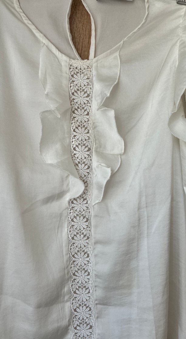 Beyaz Keten V Yaka Fırfırlı Nakışlı Bluz - Görsel 3