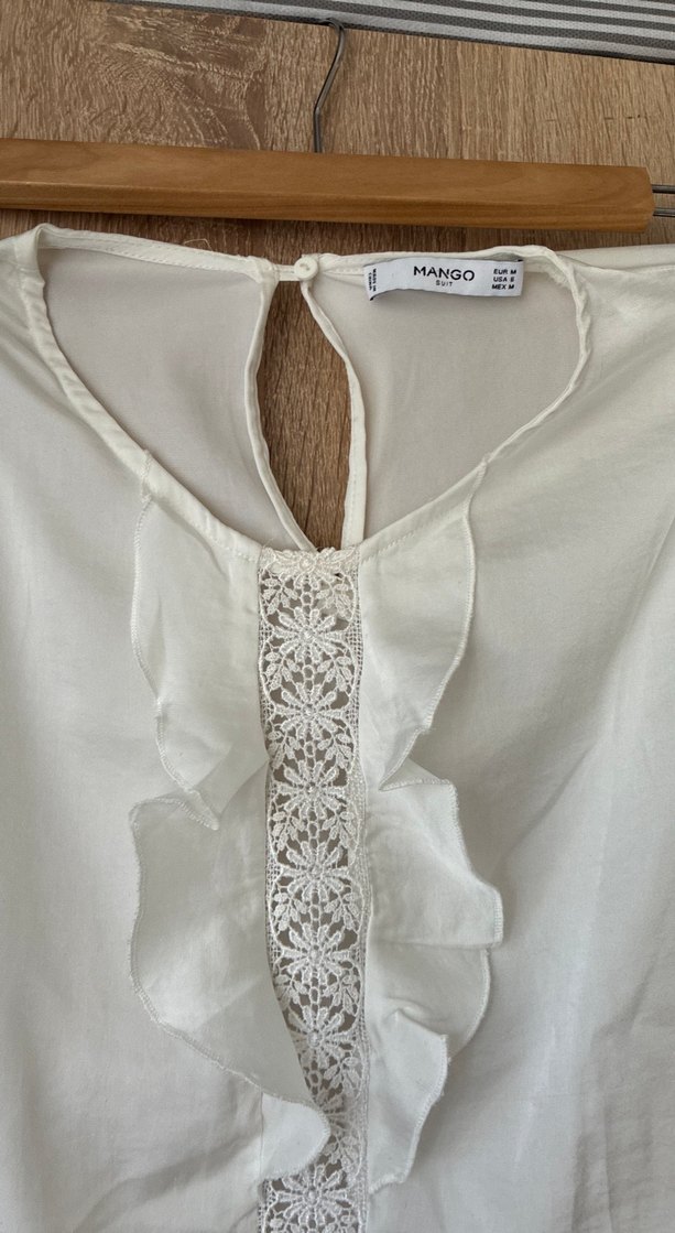 Beyaz Keten V Yaka Fırfırlı Nakışlı Bluz - Görsel 4