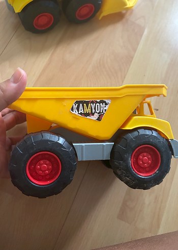 Sarı Oyuncak Kamyon