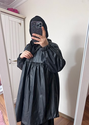 Drapeli Siyah Deri Kadın Yağmurluk - Görsel 3