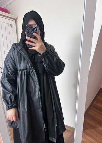 Drapeli Siyah Deri Kadın Yağmurluk - Görsel 5