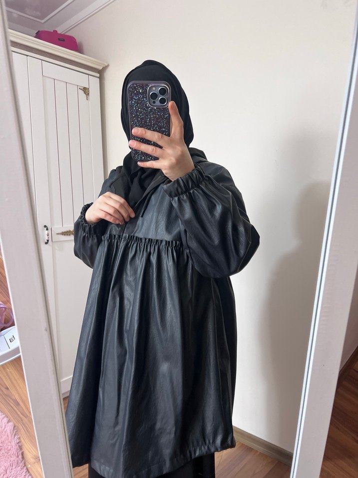 Drapeli Siyah Deri Kadın Yağmurluk - Görsel 3