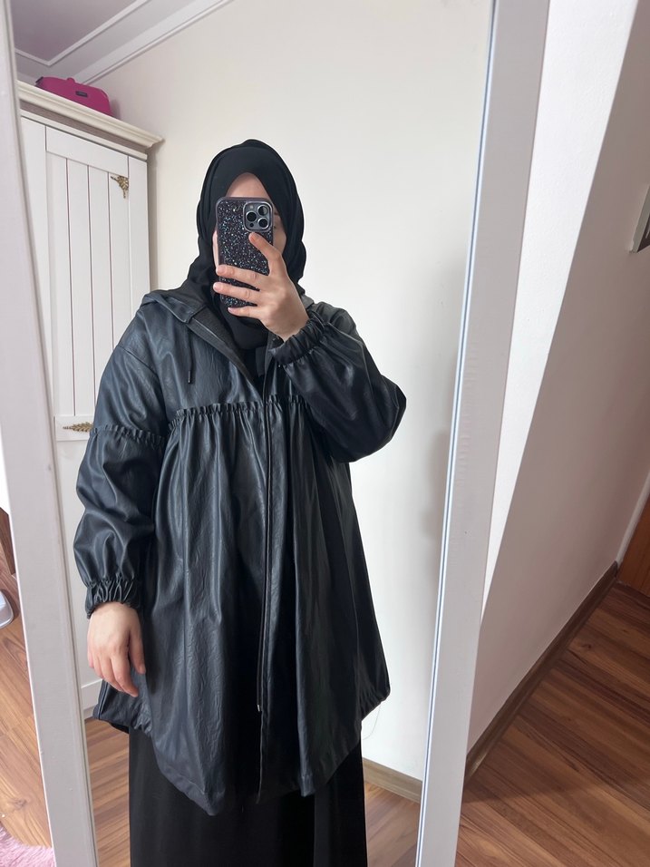 Drapeli Siyah Deri Kadın Yağmurluk - Görsel 2