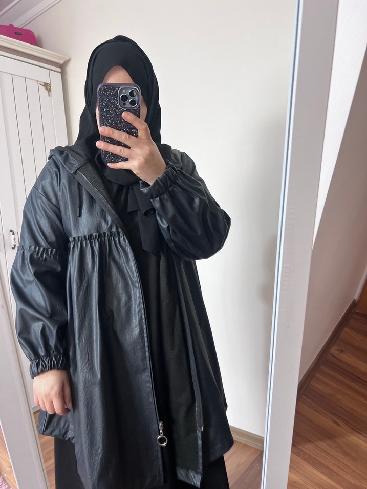 Drapeli Siyah Deri Kadın Yağmurluk - Görsel 5