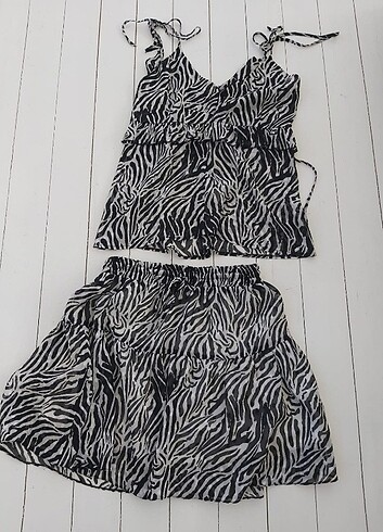 Zebra Desenli Şıklık ? Alt Üst Askılı Tişört & Etek Takımı