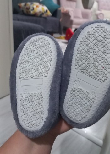 Kız Çocuk Gri Kürklü Nakışlı Ev Terliği - Görsel 2