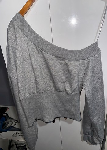 Korse Detaylı Asimetrik Yaka Omzu Açık Crop Sweatshirt - Görsel 3
