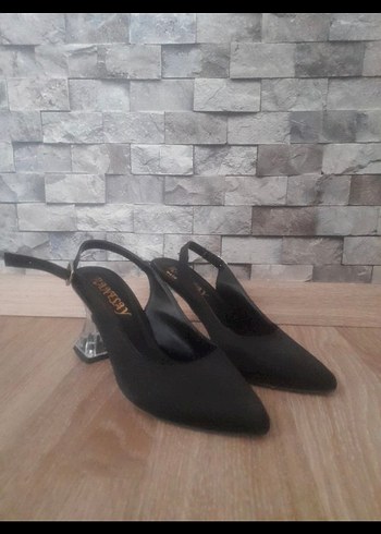 Diger Siyah Parlak Tokalı Kadın Topuklu Ayakkabı