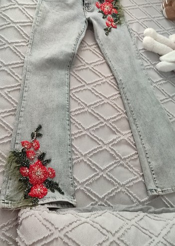 Diğer Çiçek Nakışlı Mavi Midi Kadın Jean
