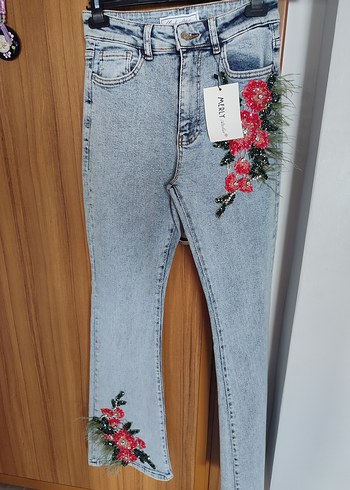 Çiçek Nakışlı Mavi Midi Kadın Jean