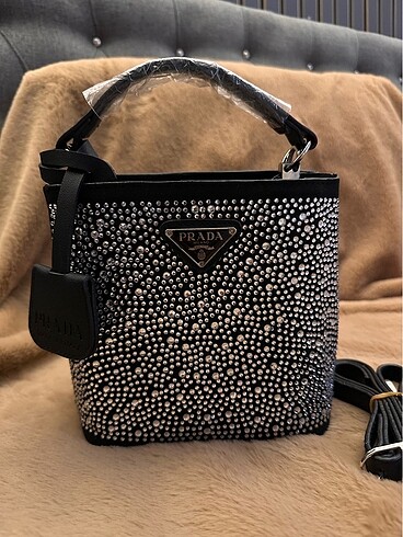 Prada Kova Taşlı