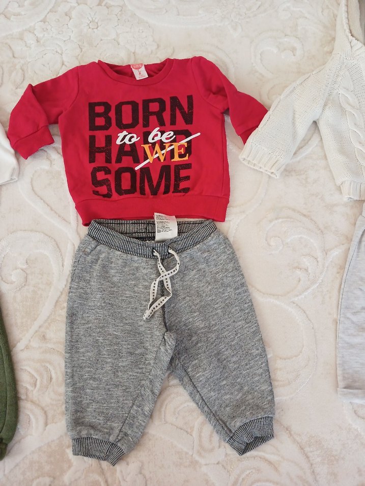 Renkli Baskılı Kırmızı Sweatshirt ve Gri Pantolon - Görsel 2