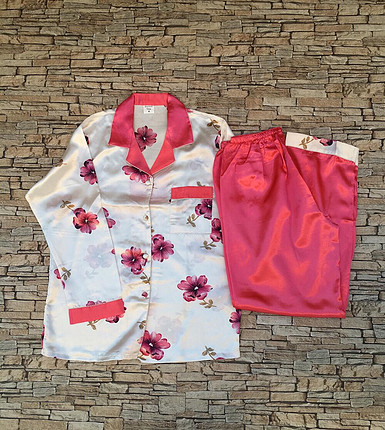 Çiçek desenli saten pijama takımı