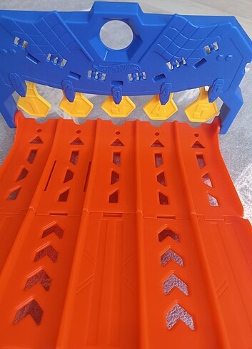 Hot wheels kıvrılan yarış pisti 