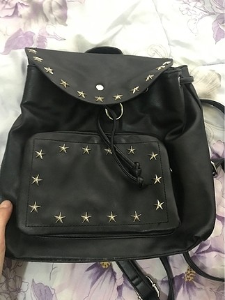 Siyah yıldız zımbalı çanta