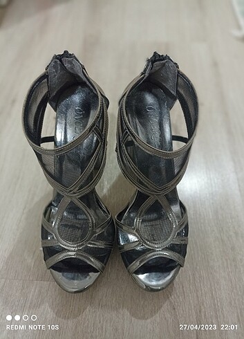 Topuklu gümüş ayakkabı 