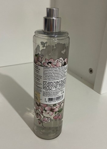 Bath & Body Works Bath and Body Works Magnolia Charm Vücut spreyi