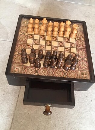 El yapımı ağaçtan satranç dama takımı