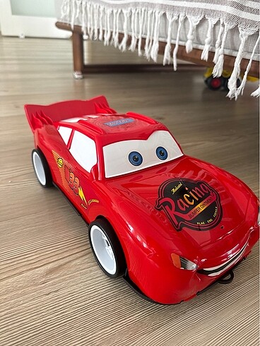 Cars modeli büyük kırmızı oyuncak araba