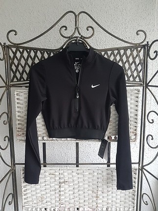 Nike crop bustiyer