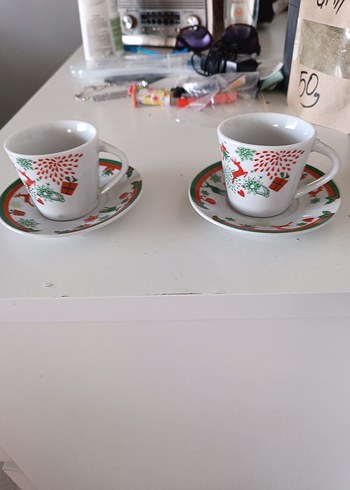 Renkli desenli beyaz fincan ve tabak seti