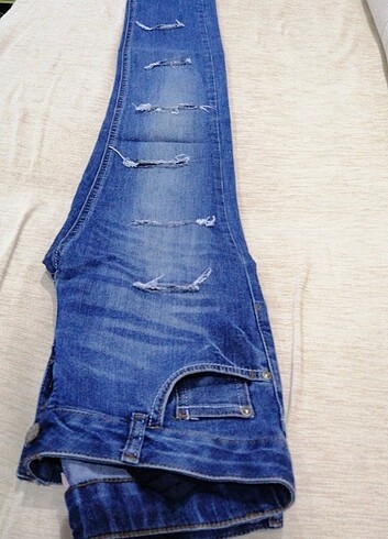 LC Waikiki Belden ayarlanabilir yırtık kot pantolon. 