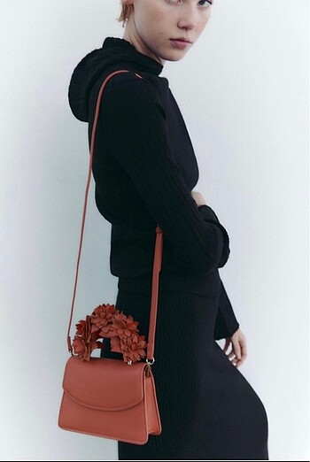  Beden Zara mini çiçekli askılı çanta