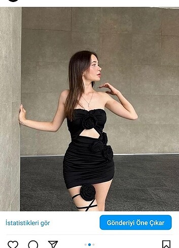 Straplez gül detaylı elbise 