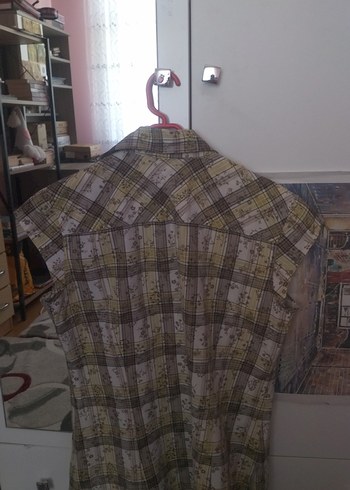 Düğmeli, kısa kollu, desenli kadın gömlek - Görsel 4