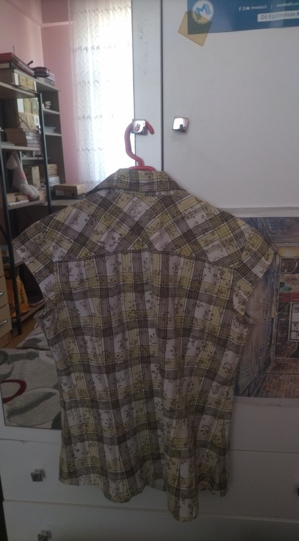 Düğmeli, kısa kollu, desenli kadın gömlek - Görsel 4