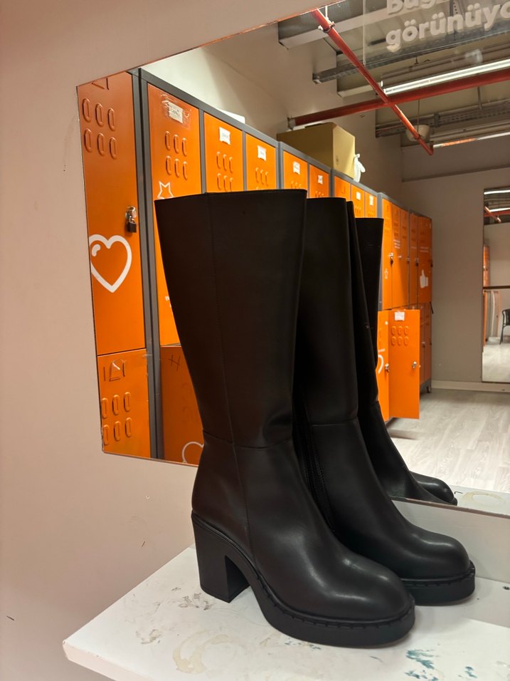 Siyah Deri Tokalı Kadın Dizüstü Bot - Görsel 3