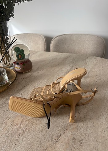 Bej Rugan Yılan Desenli İnce Topuklu Sandalet - Görsel 2