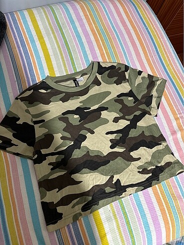 H&M Kamuflaj desenli tshirt