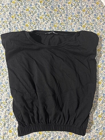 Zara kadın sıfırkol omuzları vatkalı siyah tshirt