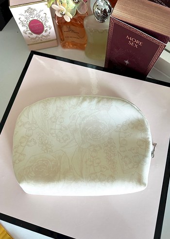 Marks & Spencer Ekru Cicek Desenli Saten Makyaj Cantasi