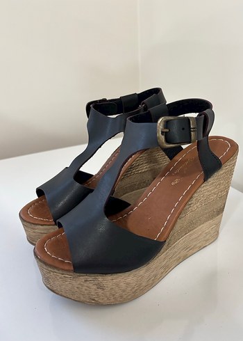 Siyah Dolgu Topuklu Tokalı Kadın Sandalet - Görsel 2