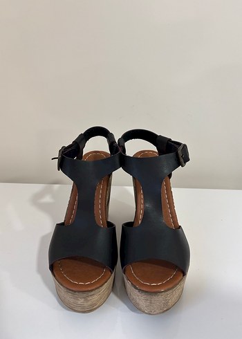 Siyah Dolgu Topuklu Tokalı Kadın Sandalet - Görsel 4