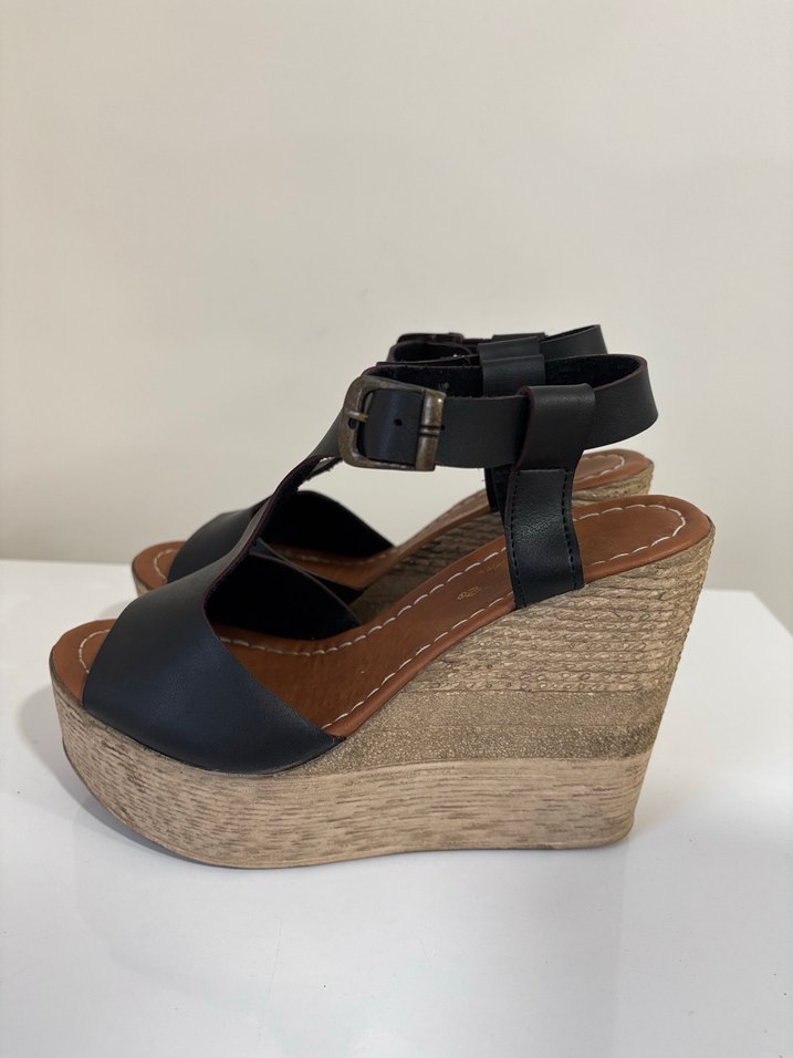 Siyah Dolgu Topuklu Tokalı Kadın Sandalet - Görsel 3