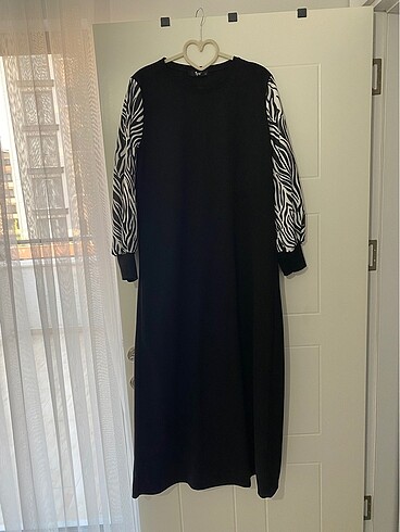 Siyah elbise kolları zebra desenli
