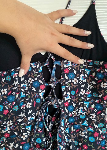 Çiçekli arkası bağlamalı V Yaka Mini Elbise - Görsel 4