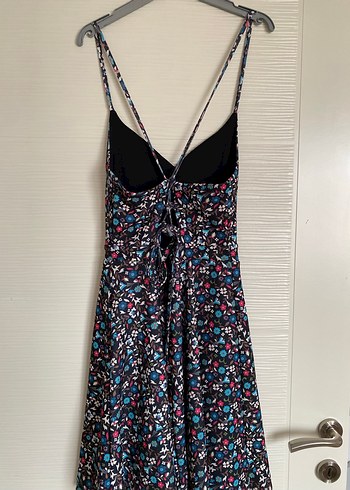 Çiçekli arkası bağlamalı V Yaka Mini Elbise - Görsel 3