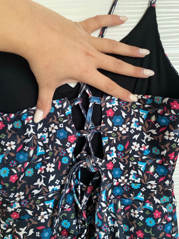 Çiçekli arkası bağlamalı V Yaka Mini Elbise - Görsel 4
